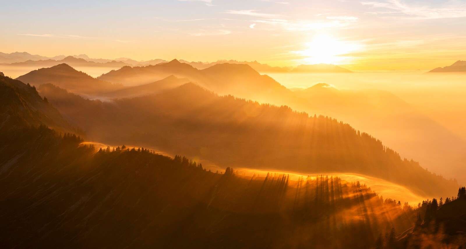 Rayons du soleil sur un paysage de montagne