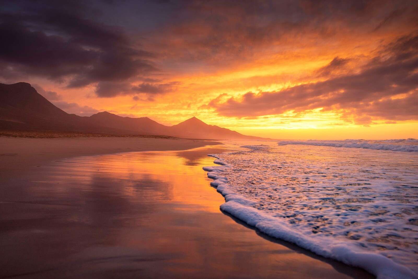 Coucher de soleil sur une plage de montagne